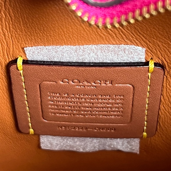 CN600 - Coach Heart Bag in Signature Leather - Picture 9 of 13